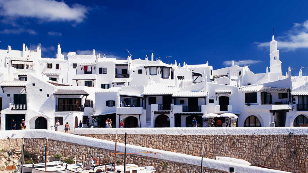 sur-l-ile-de-minorque-un-faux-village-de-pecheurs-calque-sur-mykonos-fait-exploser-la-frequentation-touristique.jpg